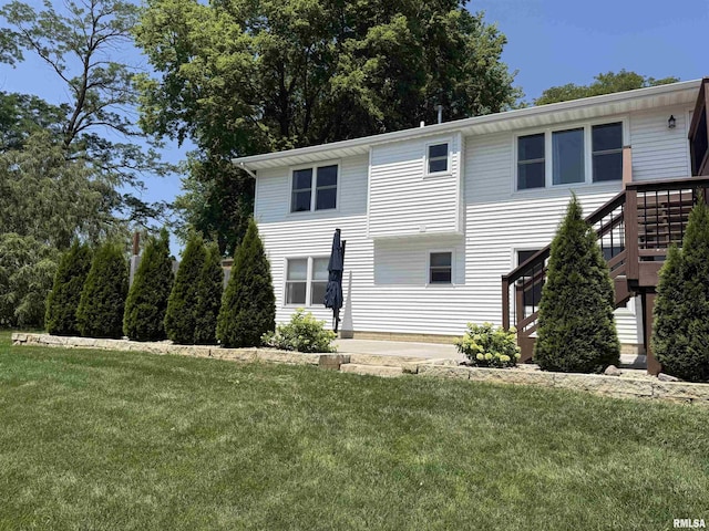 124 Riverview Heights Dr, Le Claire, IA 52753 - view of front of property featuring a front yard