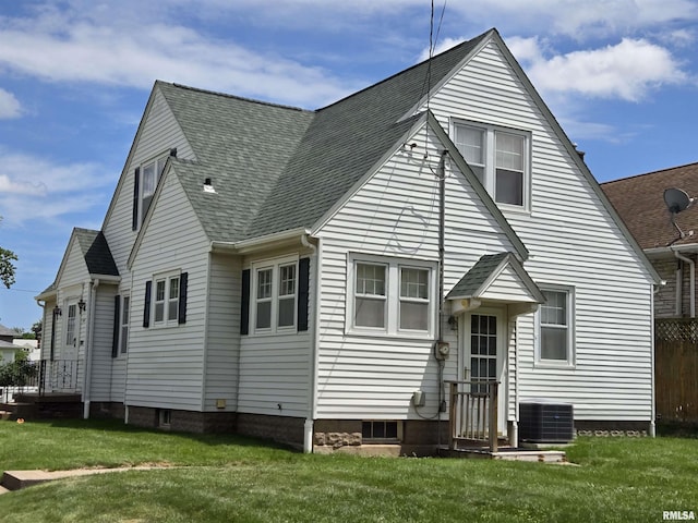 621 E 29th St, Davenport, IA 52803 - back of property with a shingled roof and a yard