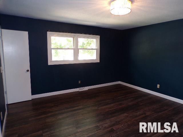 624 S 4th St, Eldridge, IA 52748 - photo 4