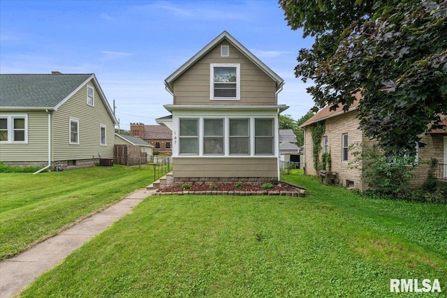 147 N Thornwood Ave, Davenport, IA 52802 - photo 1