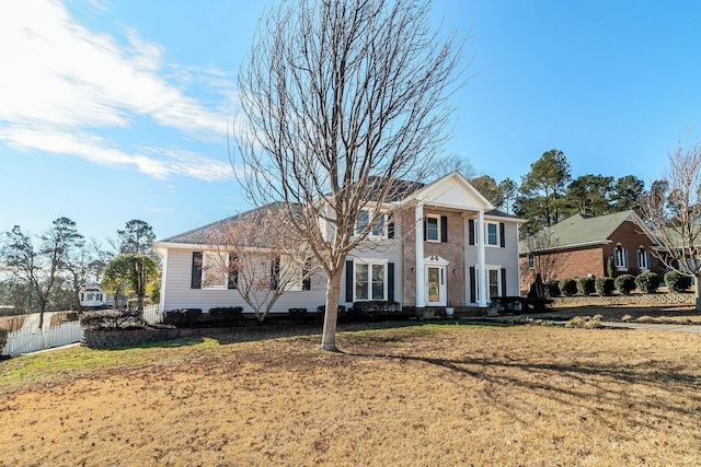 view of front of home featuring a front lawn