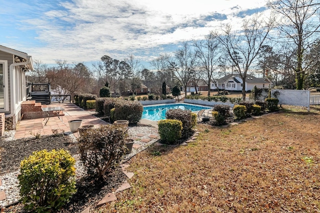 view of swimming pool with a lawn