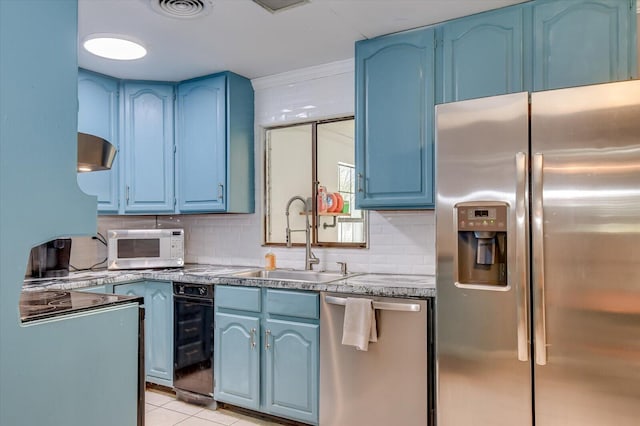 kitchen featuring a sink, appliances with stainless steel finishes, and blue cabinetry