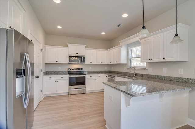 610 Turtle Crk Ln, Harlem, GA 30814 - kitchen with appliances with stainless steel finishes, a sink, a peninsula, white cabinets, and recessed lighting
