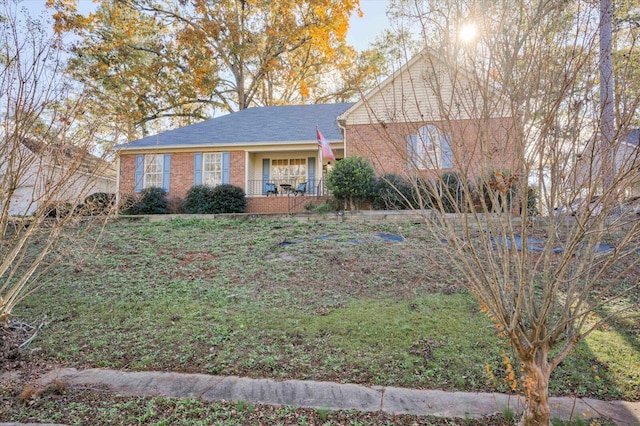 view of front of home featuring a porch and a front lawn