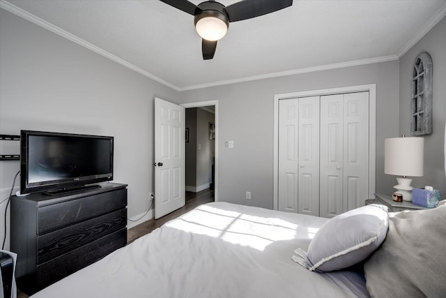 bedroom with dark hardwood / wood-style floors, ornamental molding, a closet, and ceiling fan