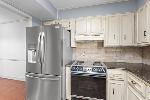 kitchen with under cabinet range hood, tasteful backsplash, electric stove, and stainless steel fridge with ice dispenser