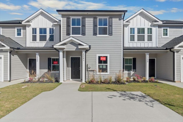 view of front of house with a front lawn