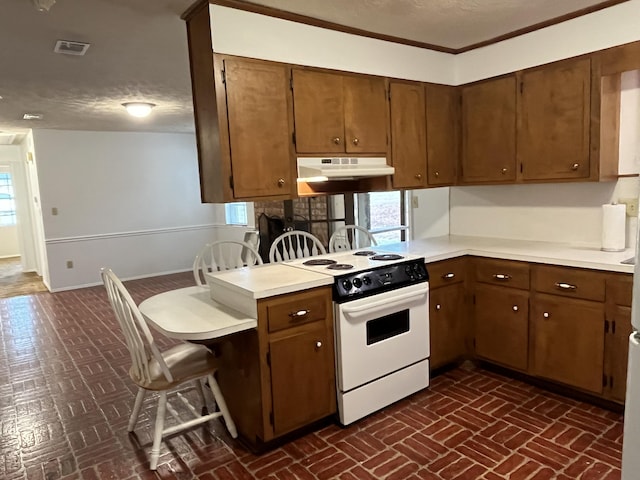 kitchen with white range, ornamental molding, a textured ceiling, a kitchen bar, and kitchen peninsula