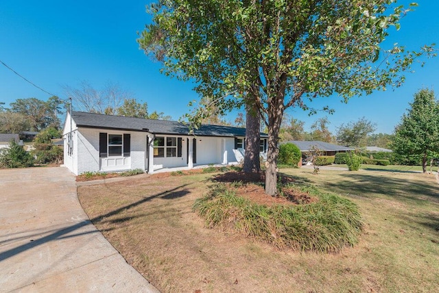 single story home with a front yard