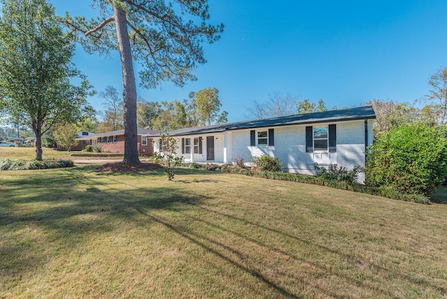 single story home with a front lawn