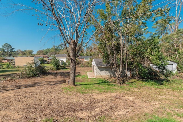 view of yard with an outdoor structure