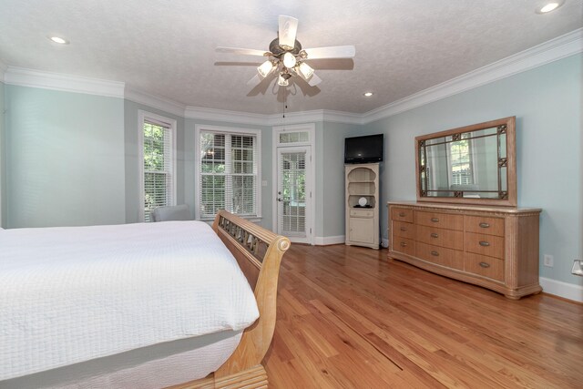 bedroom with recessed lighting, baseboards, access to outside, and light wood-type flooring