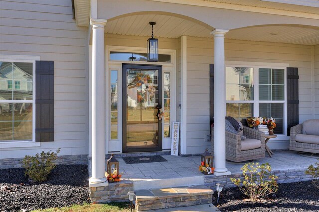 property entrance featuring a porch