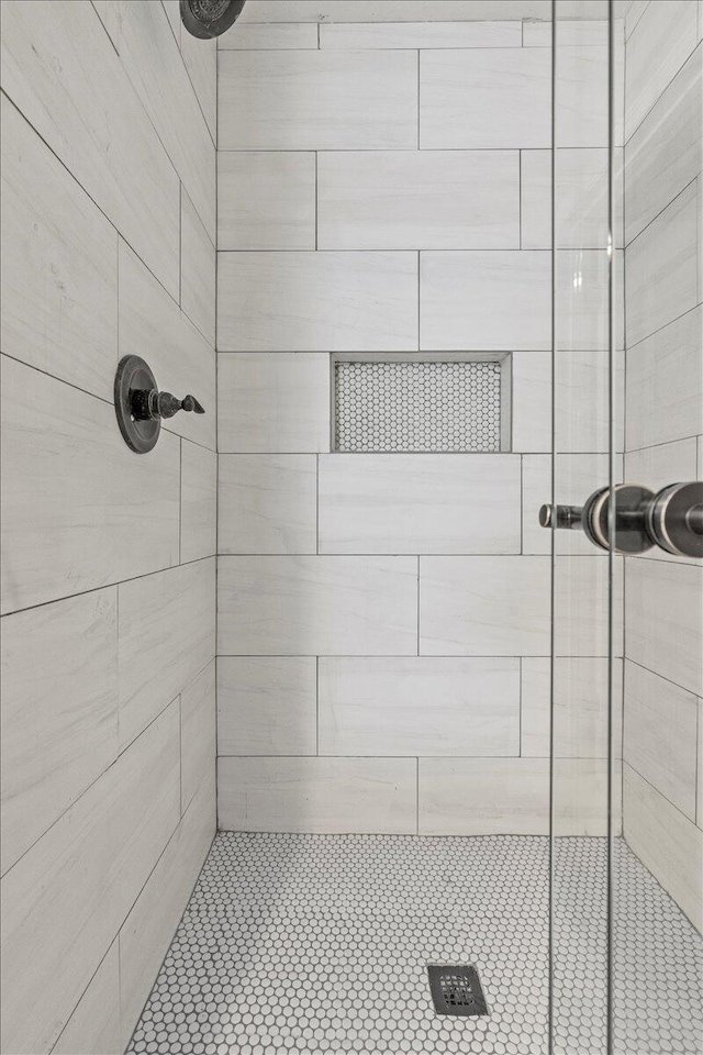 bathroom featuring a tile shower