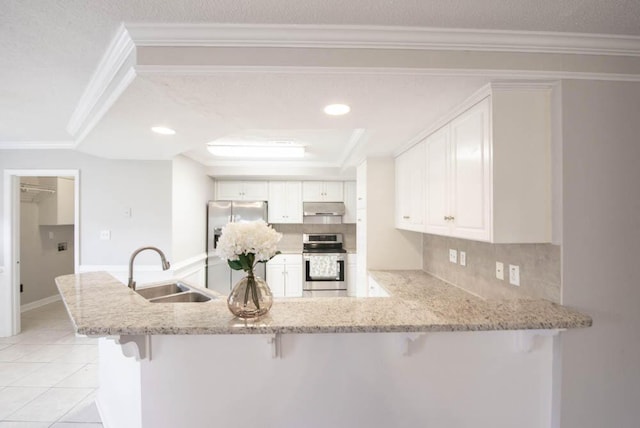 5105 Windmill Pl, Evans, GA 30809 - kitchen with stainless steel appliances, under cabinet range hood, a sink, tasteful backsplash, and a peninsula