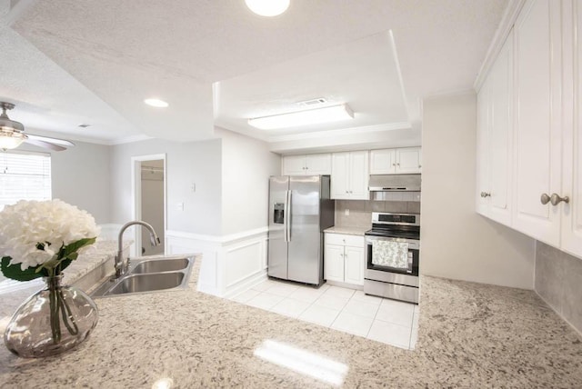 5105 Windmill Pl, Evans, GA 30809 - kitchen featuring appliances with stainless steel finishes, a sink, under cabinet range hood, white cabinetry, and a ceiling fan