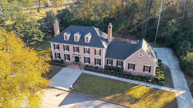 view of front facade with a front lawn