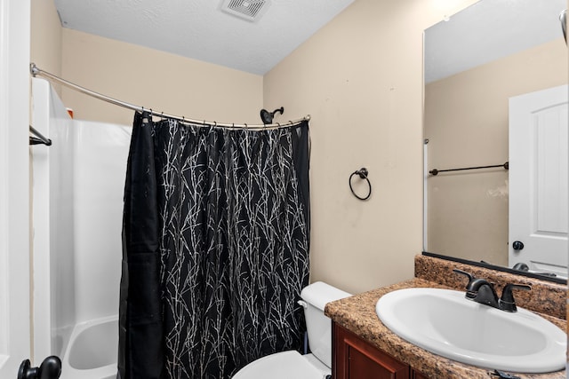 full bathroom with vanity, visible vents, a textured ceiling, toilet, and shower / tub combo with curtain