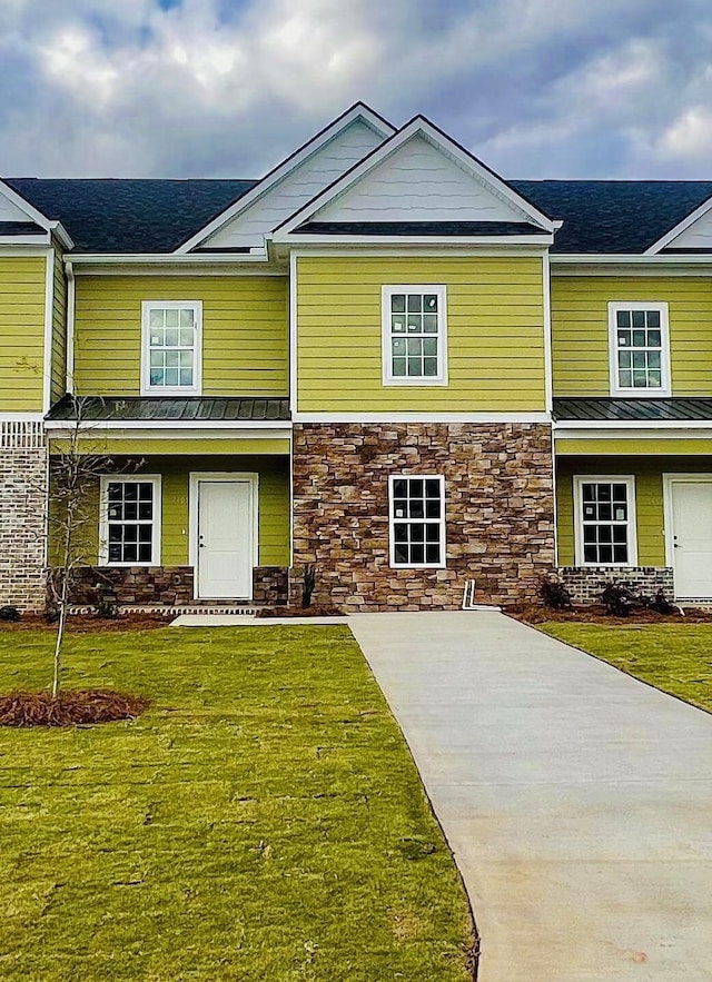 view of front of property with a front lawn