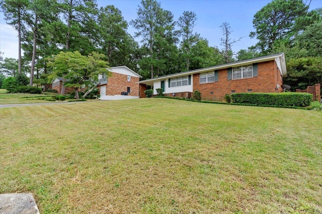 single story home with a front lawn