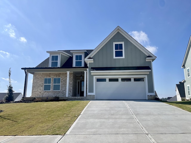 craftsman house featuring a garage and a front lawn