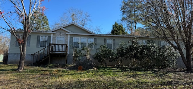 view of front of property featuring a front lawn