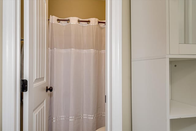 full bathroom with curtained shower