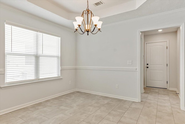 empty room with visible vents, plenty of natural light, a notable chandelier, and a tray ceiling