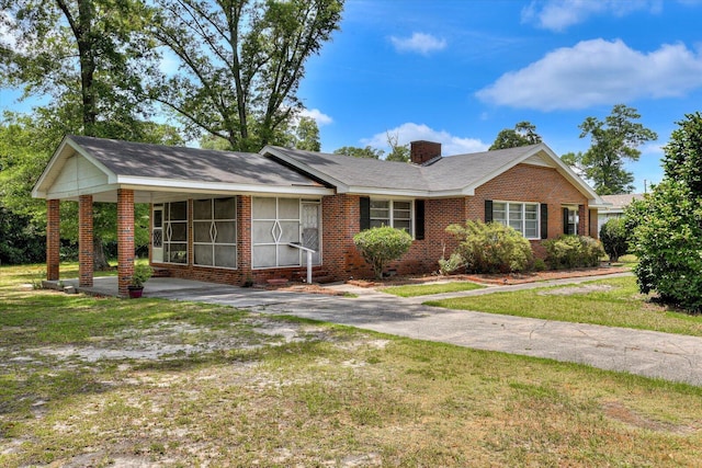 ranch-style home featuring a front lawn