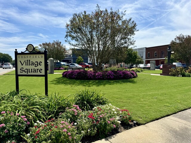 view of property's community featuring a lawn