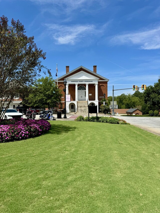 view of front of home featuring a front yard