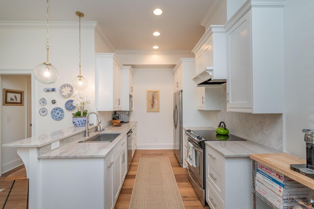 450 Railroad Ave Unit 4B, North Augusta, SC 29841 - kitchen featuring a sink, a peninsula, a kitchen bar, light wood-style flooring, and appliances with stainless steel finishes