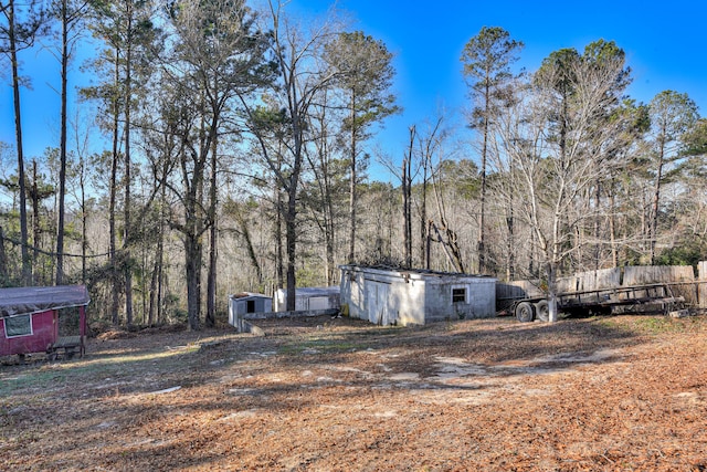 view of yard featuring a storage shed