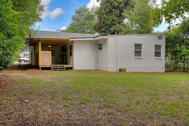 back of house featuring a yard