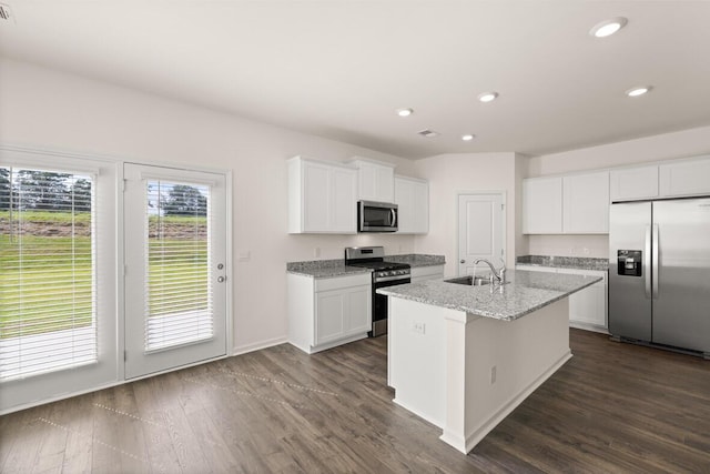 kitchen with dark wood-style flooring, stainless steel appliances, recessed lighting, a sink, and an island with sink