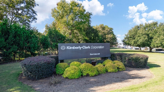 community sign with a lawn