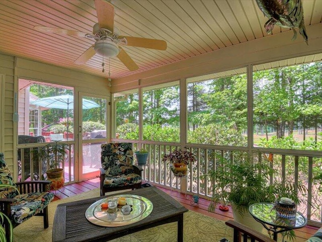 sunroom with ceiling fan