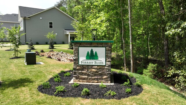 community sign with a lawn