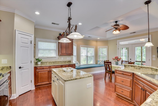 136 Lake Ridge Dr, Mccormick, SC 29835 - kitchen with ceiling fan, wood finished floors, stainless steel stove, plenty of natural light, and crown molding