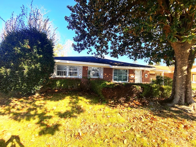 single story home featuring a front yard