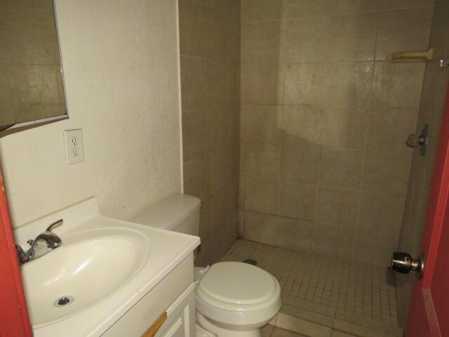 1466 Dewitt St, Augusta, GA 30901 - bathroom featuring tiled shower and vanity