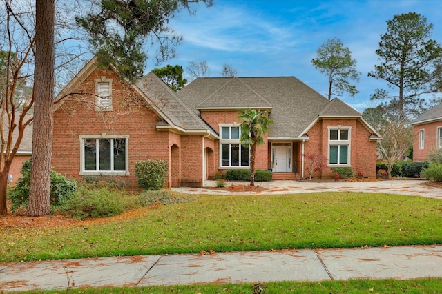 view of front facade with a front yard