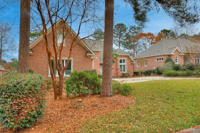 view of front of house featuring a front yard