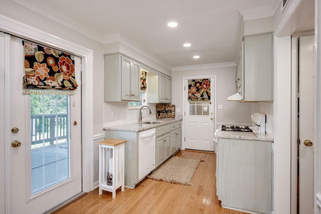kitchen with dishwasher, a sink, ornamental molding, light wood-type flooring, and recessed lighting
