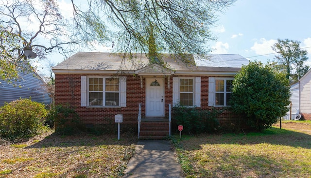 bungalow featuring a front lawn