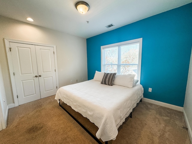 bedroom featuring carpet flooring and a closet