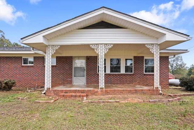 view of front facade with a front yard and covered porch