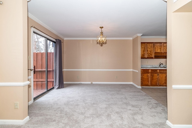 carpeted empty room featuring crown molding, sink, and an inviting chandelier