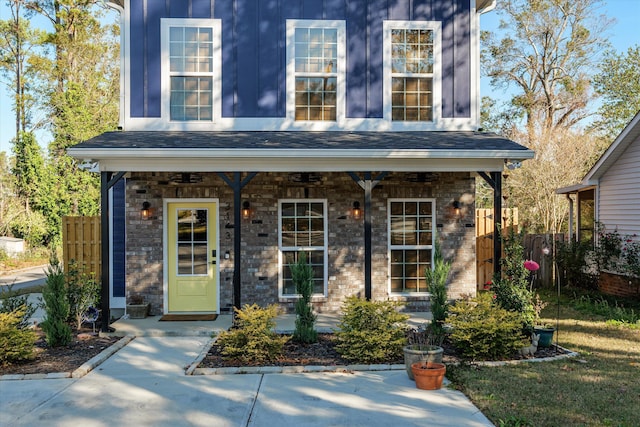 entrance to property featuring covered porch